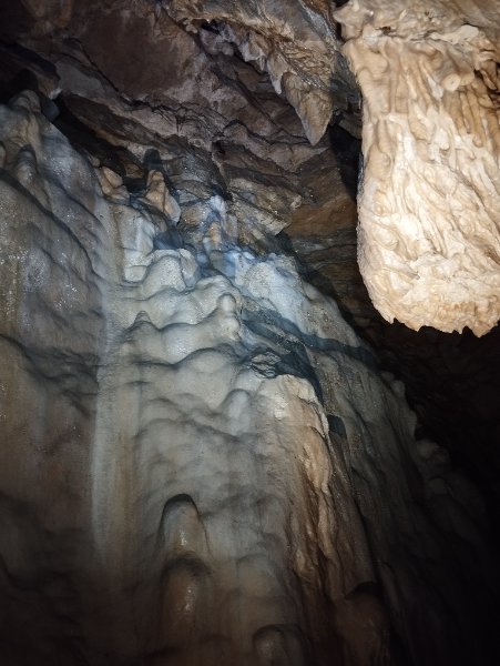 Bouilland - gouffre de la route D2 - intérieur cavité photo, Aurélien Bloch.jpg
Concrétionnement de la paroi inclinée vers la vallée.
Fichier manquant